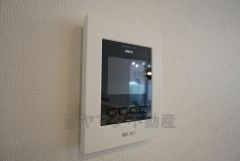 防犯性もばっちり、TVモニター付きインターフォン完備。大きなモニターで玄関先を確認できます。録画機能が付いているので不在時の訪問者も確認できて安心です^^