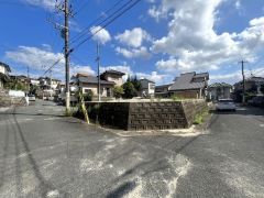 前面道路は6ｍと広々としています。 小学校まで徒歩3分とお子様の通学も安心です。