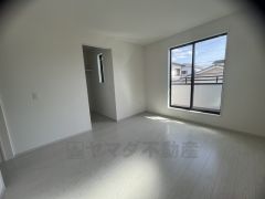 住む人のこだわりを活かす洋室＾＾日当たりがよく、寝室としての利用もおすすめ。広めのクローゼットもあり荷物もすっきり片付けれ、ゆとりのある暮らしが出来ます＾＾