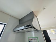 調理により発生する油煙や臭いを吸い込み、屋外へ排気してくれます。