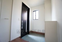 同仕様写真。たっぷり収納できるシューズボックスです。家族全員の靴がきれいに整頓できます。棚の上にお花や写真を飾っても良いですね。