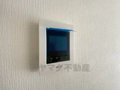 ドアを開けずに来訪者を確認できるモニター付インターフォン。防犯はもちろん、セールスマン対策にもなりますね＾＾