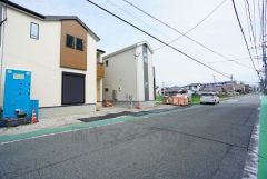 1号棟。前面道路は西側約7.5ｍ。 幅広くお車の離合もスムーズです。 余裕を持って駐車もできます 西鉄バス粕屋中央小学校前停徒歩9分＾＾