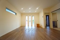 大きな窓のあるリビングは、陽光あふれる明るい空間です。居心地良く、ご家族皆がゆったり寛げる憩いの空間となりそうです。