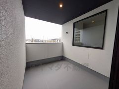 幅広のインナーバルコニーは洗濯物を守りやすく、眩しすぎる日差しも和らげます。