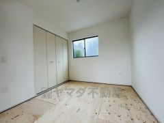 リビングからの続き間として和室をご用意しました。普段はリビングとつなげて開放的なスペースとして。来客時には客間としてお使いいただけます。