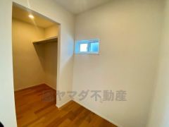 収納力豊富なウォークインクローゼット付き。洋服や小物などを1箇所にまとめて美しい収納を実現します。