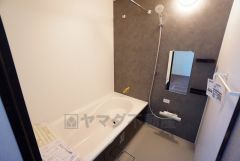 1坪サイズの浴室は、足をのばしてリラックスできます。浴室乾燥機付きなので、雨の日も気にせず洗濯物が干せます。