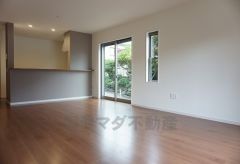 同仕様写真。家族が集まる開放的なリビング。約18.6帖の大空間で毎日のお食事が楽しみです＾＾思い思いの時間を過ごしたり、家族みんなで食事をしたり、素敵な団らんの場になりますね。