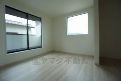 住む人のこだわりを活かす洋室＾＾日当たりがよく、寝室としての利用もおすすめ。広めのクローゼットもあり荷物もすっきり片付けれ、ゆとりのある暮らしが出来ます＾＾