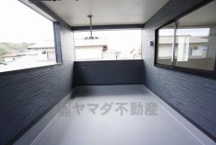 お洗濯物を干すスペースとしても十分な広さがあります。  お天気の良い日はお洗濯物がよく乾きそうな日当たり良好のバルコニーです＾＾