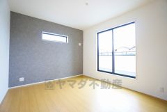 デザインクロスが2階洋室の雰囲気を上品に仕上げています。いつもと違う雰囲気のお部屋をお楽しみください。