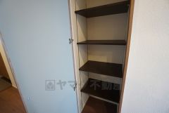 廊下可動棚式収納。掃除用品や日用品のストック場所として＾＾ 可動棚式なので高さのある物もスッキリ収納できます＾＾