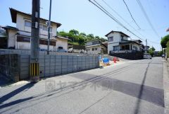 前面道路は交通量が少なく小さなお子様がいるご家庭も安心です＾＾ 大型車両の通行も少なく静かで快適な生活を送れます＾＾