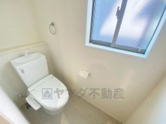 温水洗浄機付トイレです。節水機能もあるので、安心して使えますね。もちろん、1階2階の2ヶ所にトイレがあるので、忙しい朝にもゆとりができますね。