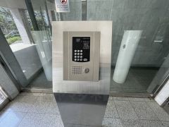 オートロックは、外部の人が自由に建物内に出入りできないため、不審者の侵入防止効果があります。セールスマン対策にもなり安心できます。