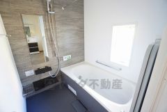 1日の疲れを癒すくつろぎのバスルーム。足を伸ばしてもゆったりと入れるサイズです。お子様と一緒にお風呂に入っても狭くないですね^^