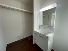 三面鏡つき洗面台。収納も一体型になっているので、ドライヤーやヘアアイロンの置き場に困りませんね。