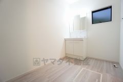 同仕様写真。三面鏡つき洗面台。収納も一体型になっているので、ドライヤーやヘアアイロンの置き場に困りませんね。