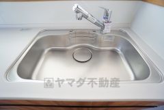 広々とした凸型シンクに洗剤ポケットを標準装備。大きなお鍋など洗いやすいです。洗剤や石鹸、スポンジもすっきりできる収納付き。