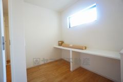 スタディカウンター付きユーティリティー。勉強やその他の作業もはかどりそうですね。