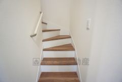 ご年配の方でも安心できる、手すり付き階段です＾＾段差も低めで設定されてますので安全性にも優れてますね＾＾