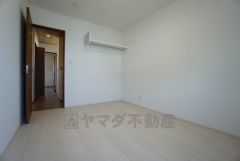 木目調のシンプルデザインで落ち着きと安らぎの空間に仕上げています。各部屋に収納が完備されているので、お荷物が多くなっても安心の設計です。