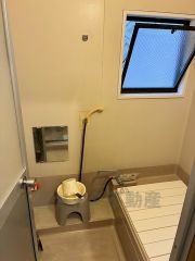 浴室に窓があり、自然換気で湿気を効率よく外に逃がし、カビや嫌なニオイの発生を抑えることができます。