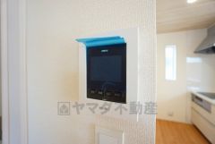防犯性、セキュリティ対策に安心できるテレビモニター付きインターフォンです。セールスマン対策にもなり安心できます。