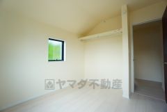 木目調のシンプルデザインで落ち着きと安らぎの空間に仕上げています。各部屋に収納が完備されているので、お荷物が多くなっても安心の設計です。