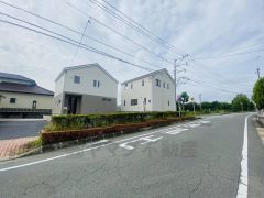 前面道路は南西側10.4ｍ、北西側に9.04ｍ。お車の離合もスムーズです＾＾ 大野城イオンまで車で約13分＾＾（3.9ｋｍ） ショッピングを楽しめます。