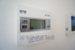 キッチン横からお湯張り、追い炊き、足し湯がボタン一つで楽々操作できる給湯機リモコンです＾＾忙しい夕飯の準備の時間帯に重宝しますね。