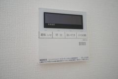 給湯器リモコンはキッチン横からボタンひとつで操作が楽々。通話ボタン付きでお子様とも会話ができて安心です。