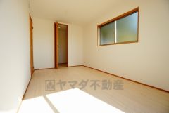 同仕様写真。全居室に収納完備。下段を引き出し収納にするなど、空いたスペースを有効活用すれば収納力がグッと高まります。常に整理整頓されたお部屋は気持ちがいいです＾＾