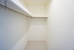 収納力豊富なウォークインクローゼット付き。洋服や小物などを1箇所にまとめて美しい収納を実現します。