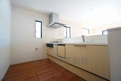 対面式カウンターキッチンでお子様の様子が見守れます。カウンタートップは耐熱性に優れており、日ごろのお掃除もふき取るだけでＯＫ。ステンレスシンクも簡単にお掃除できますよ。