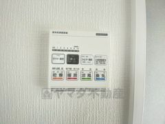 雨の日の洗濯も安心できる浴室暖房乾燥機付き浴室。リモコンで操作もボタン1つで簡単。 浴室暖房乾燥機には、暖房、乾燥、涼風、換気の4つの機能が付いています。タイマー付きです。