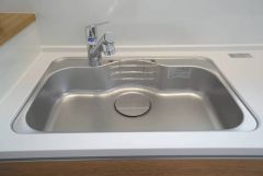 広々とした凸型シンクに洗剤ポケットを標準装備。大きなお鍋など洗いやすいです。洗剤や石鹸、スポンジもすっきりできる収納付き。