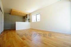 同仕様写真。対面式キッチンを中心としたリビングダイニングで家族の会話が弾みそうです。