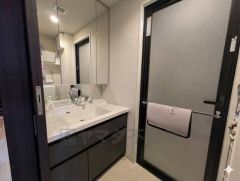 三面鏡つき洗面台。 収納も一体型になっているので、ドライヤーやヘアアイロンの置き場に困りませんね＾＾