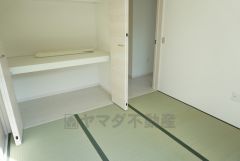 同仕様写真。リビングからの続き間として和室をご用意しました。普段はリビングとつなげて開放的なスペースとして。来客時には客間としてお使いいただけます。