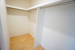 同仕様写真。洋室にはハンガーパイプ付きのウォークインクローゼットが設けられています。たっぷり収納できるので衣替えの心配もいりませんね＾＾