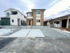 駐車スペースはゆとりある3台分を確保。マイカー用に、お客さま用に、余裕を持ってご利用いただけます。