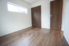 暖かい日差しが差し込む洋室。たっぷり収納できるクローゼット付きでお部屋の中をすっきりと快適に保てます。