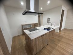 対面式キッチンを中心としたリビングダイニングで家族の会話が弾みそうです。将来にわたって住みやすくプランニングを重ねて設計された間取で日々の生活をしやすい導線を考えた居住空間を創り上げております＾＾