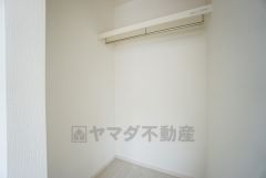 同仕様写真。収納力豊富なウォークインクローゼット付き。洋服や小物などを1箇所にまとめて美しい収納を実現します。