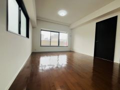 大きな窓のあるリビングは、陽光あふれる明るい空間です。居心地良く、ご家族皆がゆったり寛げる憩いの空間となりそうです。