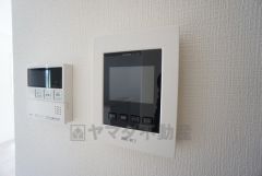 防犯性もばっちり、TVモニター付きインターフォン完備。大きなモニターで玄関先を確認できます。録画機能が付いているので不在時の訪問者も確認できて安心です^^