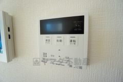 給湯器リモコンはキッチン横からボタンひとつで操作が楽々。通話ボタン付きでお子様とも会話ができて安心です。