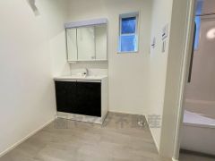 三面鏡つき洗面台。収納も一体型になっているので、ドライヤーやヘアアイロンの置き場に困りませんね。